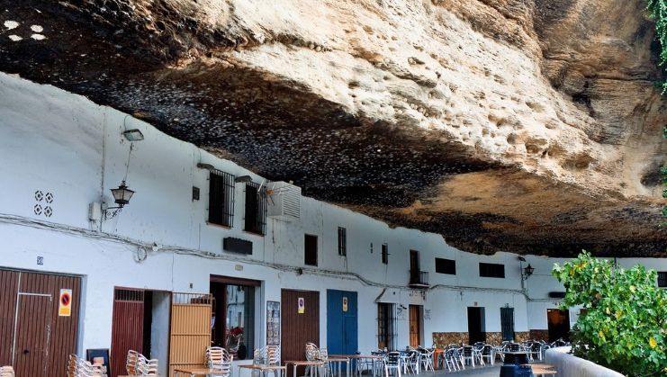 Oraşul european de sub stâncă, plin de turişti 