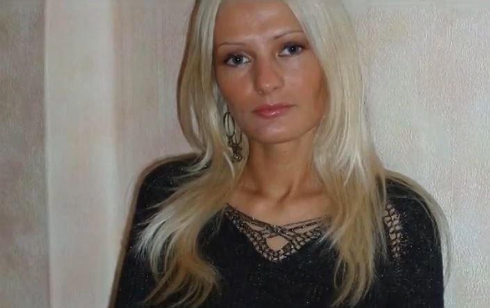 Blonda XXX care şi-a făcut operaţii pentru a semăna cu o starletă porno
