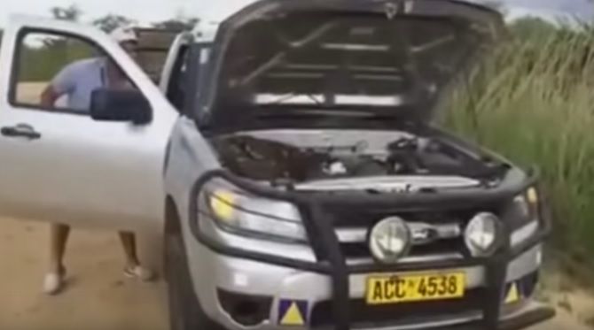 Conducea liniştit când, deodată, motorul s-a oprit. A ridicat capota şi a rămas ŞOCAT. Ce era acolo