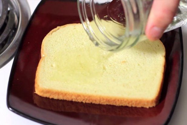 A pus oțet pe o felie de pâine și a lăsat-o în bucătărie. Rezultatul l-a lăsat fără cuvinte