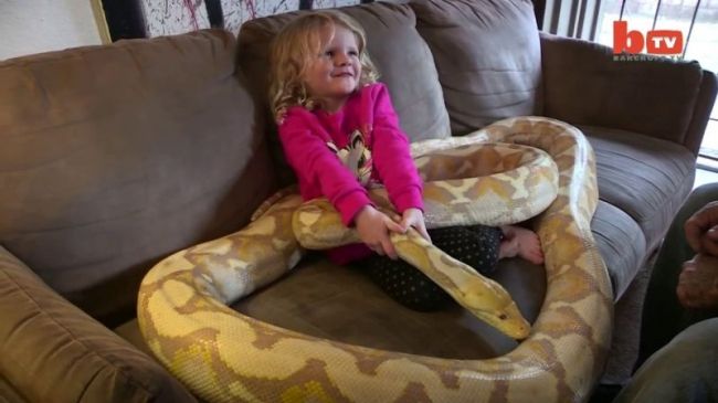 În loc de câini şi pisici, aceşti copii au şerpi ca animale de companie! Imaginile îţi vor da fiori!