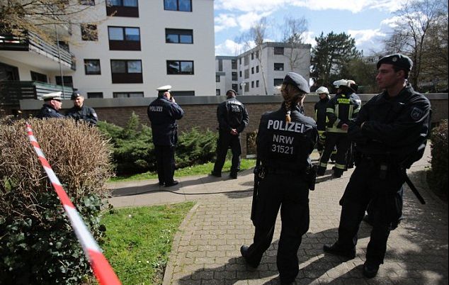 Un bărbat şi doi copii, electrocutaţi la piscină, în Germania. Zeci de români au privit îngroziți