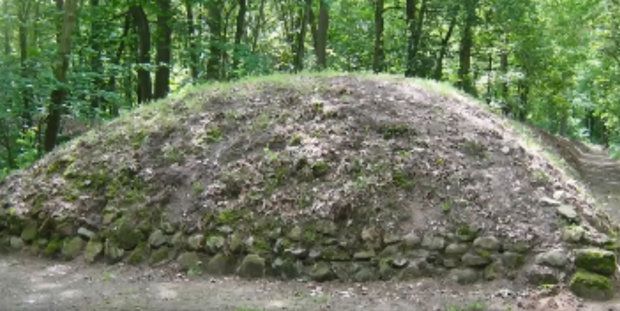 Par niște mormane de pământ, dar e descoperirea secolului. Sunt mai vechi decât piramidele