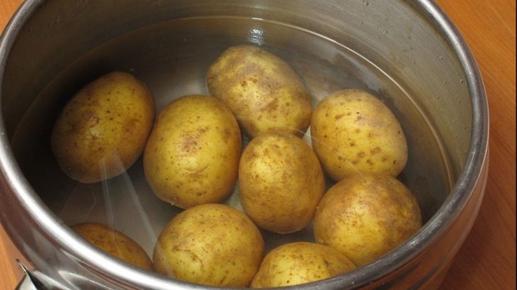 Nu arunca apa după ce ai fiert cartofii! Vei rămâne surprins la ce e folositoare