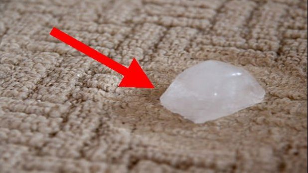 Ce se întâmplă dacă pui un cub de gheață pe covor. Nu te-ai fi gândit niciodată la asta!