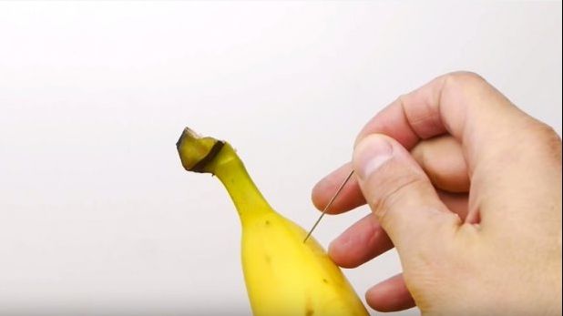 A luat un ac și a înțepat o banană. Motivul? Nu te-ai fi gândit niciodată la asta