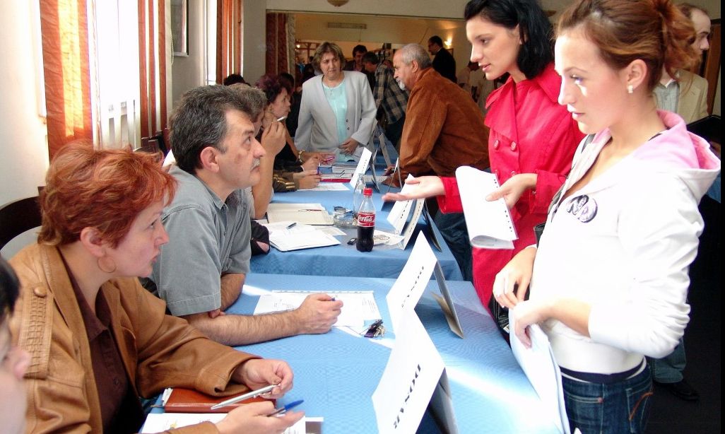 Dezastru pe piața muncii! 3,4 milioane de români lucrează afară, iar 5 milioane sunt pensionari