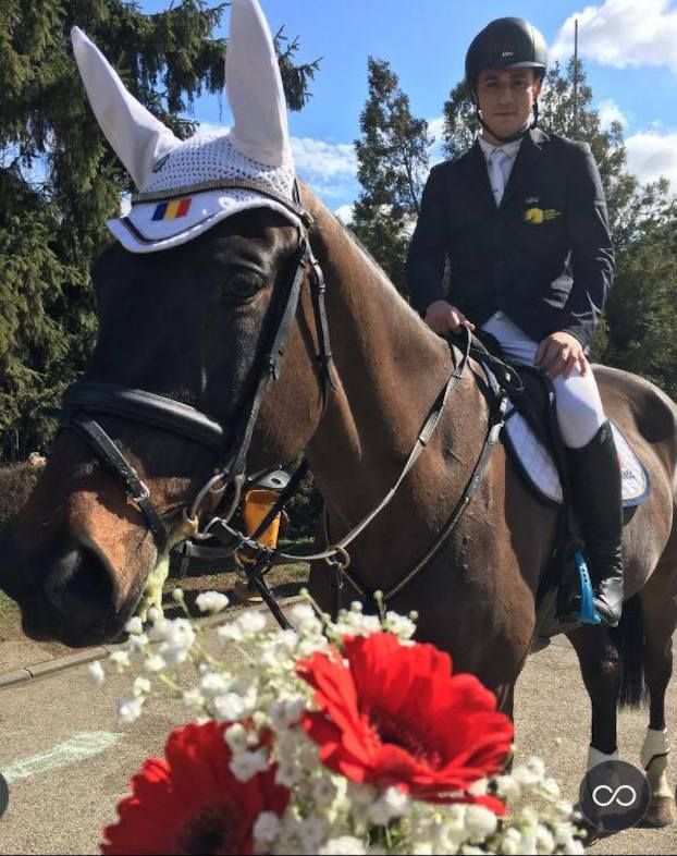 Doamnele întâmpinate cu cai şi flori în parc, de 8 martie