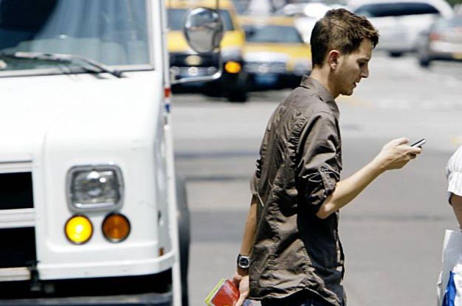 Pietonii din acest oraş vor fi amendaţi dacă scriu mesaje pe telefon