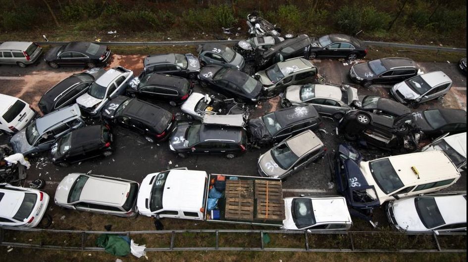 Doi români au provocat cel mai mare accident în lanț din istoria unei țări UE