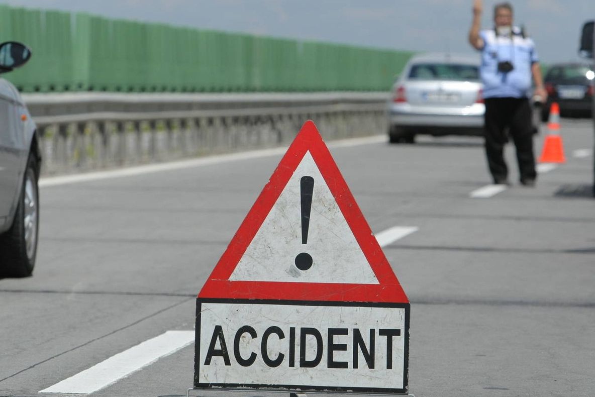 DN 1 blocat, după ce un microbuz a fost izbit frontal de un autoturism. Două persoane, rănite