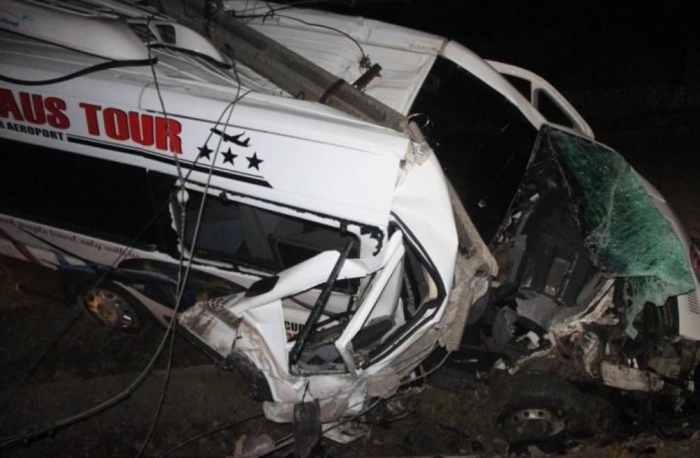 Un microbuz a intrat în stâlp, după ce şoferul a adormit la volan. Cum a reacţionat când s-a trezit