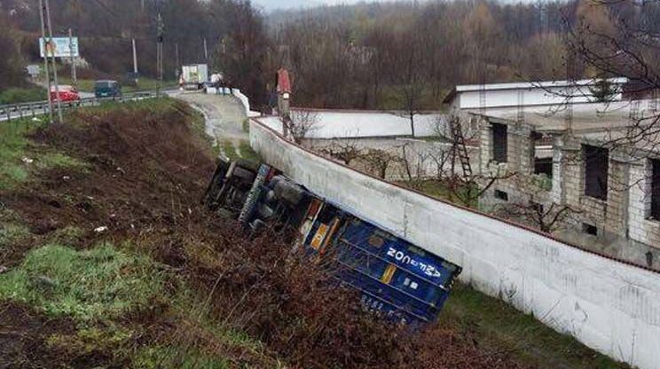 Accident grav pe DN7. Un om a murit după ce un TIR a derapat