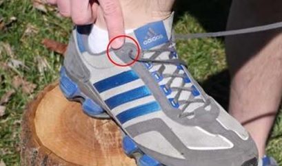 Ştiţi la ce folosesc găurile mici, din vârful adidaşilor, din zona şnururilor? Inovaţie super-utilă