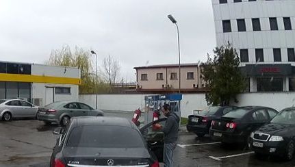 Un bărbat şi-a agresat iubita în trafic. Salvarea a venit din partea unui şofer 