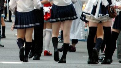 Video revoltător. O tânără care s-a culcat cu iubitul altei fete, dezbrăcată în public de bătăușe