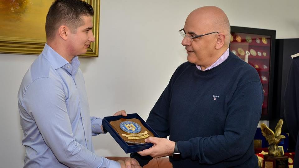 Tânărul care a sărit în Dâmboviţa şi a salvat două vieţi, recompensat de ISU şi Raed Arafat