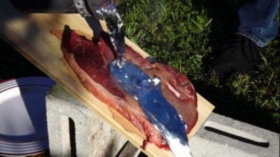 A turnat aluminiu topit pe o bucată de carne crudă. A așteptat 5 minute și s-a îngrozit