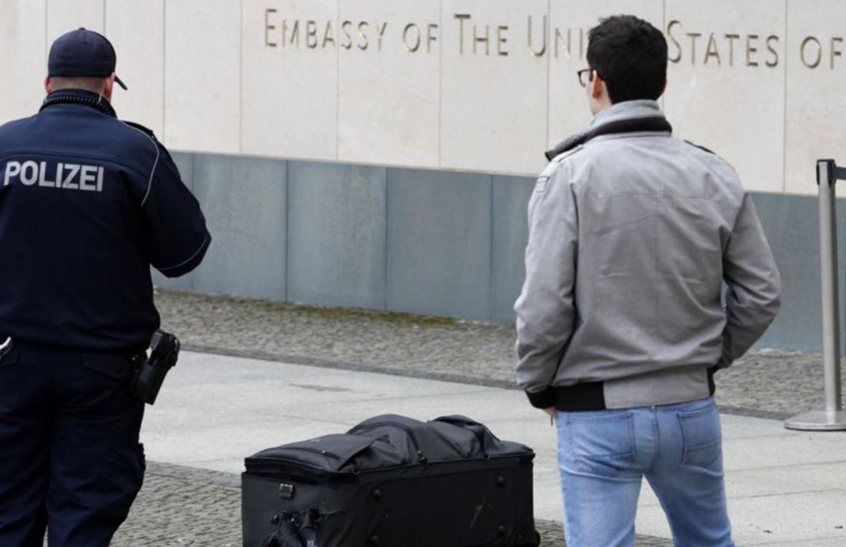 Bărbat arestat lângă ambasada SUA din Berlin, pentru că avea o valiză suspectă. Ce era în ea