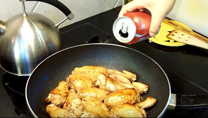 A pus aripioare de pui la prăjit și a turnat Cola peste ele. E incredibil ce s-a întâmplat apoi