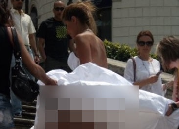 Mireasa a decis să nu poarte lenjerie intimă. Mare greşeală! A bătut vântul şi s-a văzut TOT