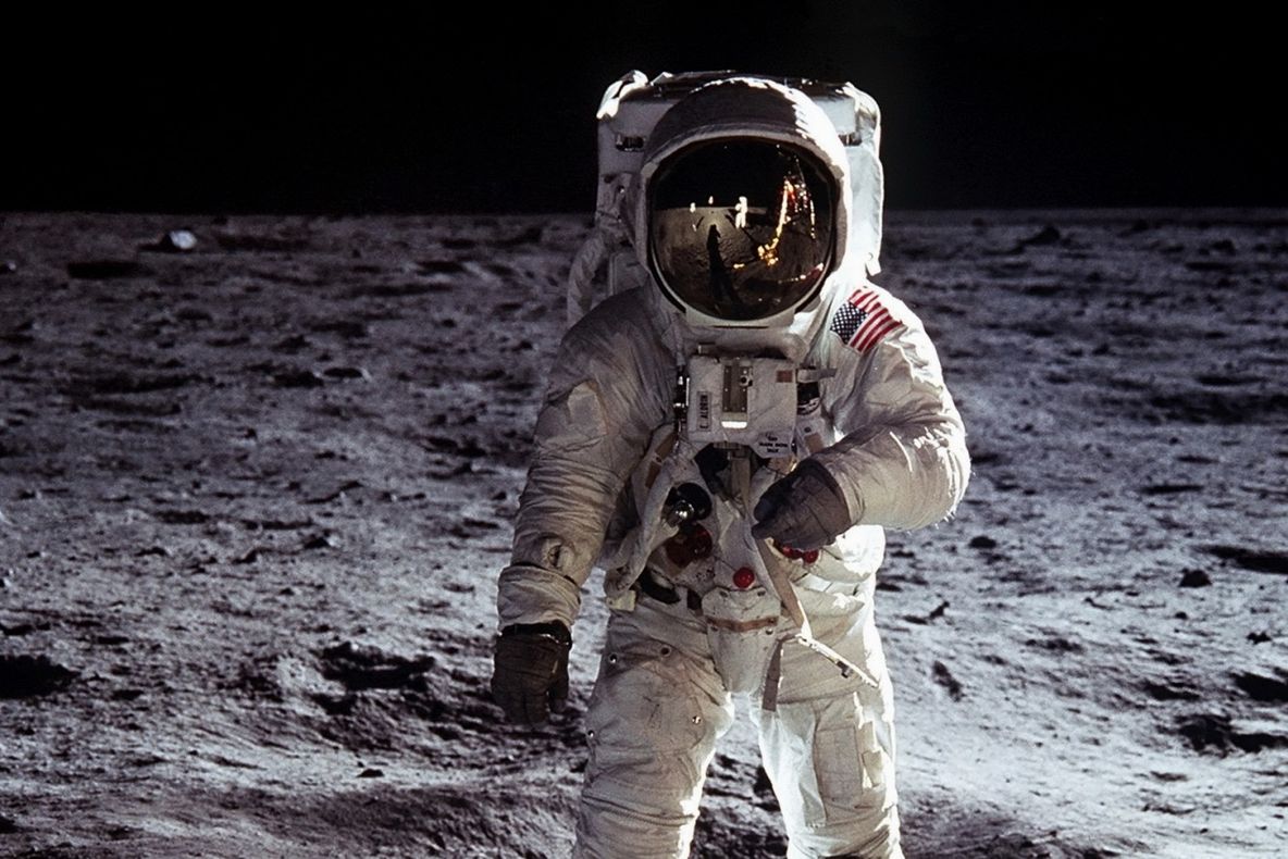 Video incredibil. Ce s-ar întâmpla dacă tragi cu un pistol în spaţiul cosmic?