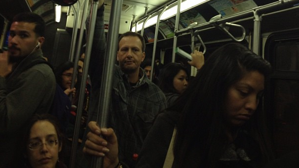 VIDEO. O femeie însărcinată a fost atacată de un bătrân că nu i-a cedat locul în autobuz