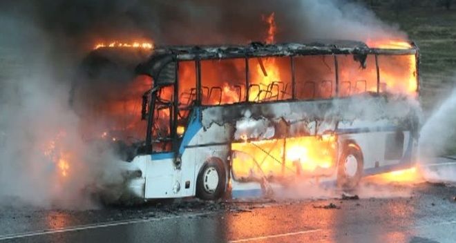 Un autocar cu pasageri a luat foc în apropiere de Cluj-Napoca