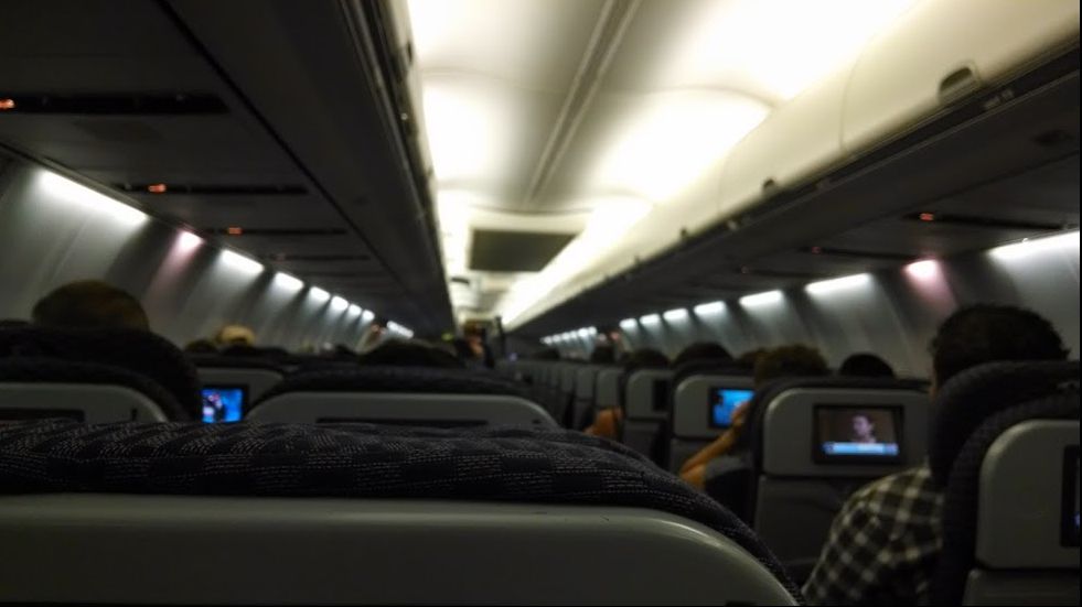 De ce se stinge lumina în avion la aterizare. Un pilot a rupt tăcerea