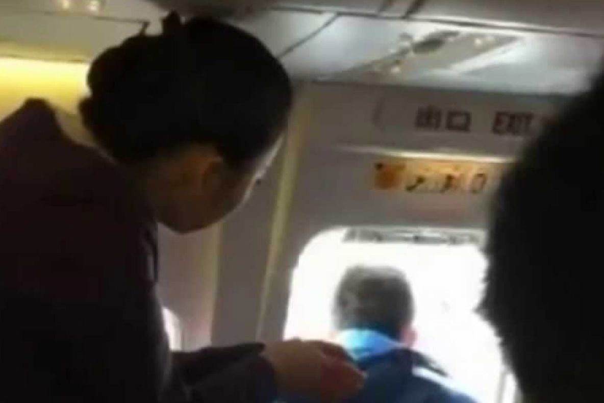 Voia "o gură de aer proaspăt" şi a deschis uşa de urgenţă a avionului. Pasagerii au fost îngroziţi