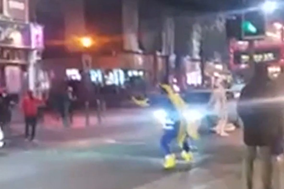 Ce a apărut pe străzile din Londra. Oamenii se opreau şi făceau fotografii 