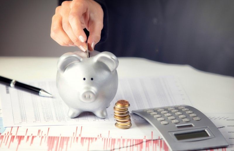 Românii strâng tot mai mult cureaua de frica războiului și a pandemiei: cât reușește să economisească o persoană, pe lună