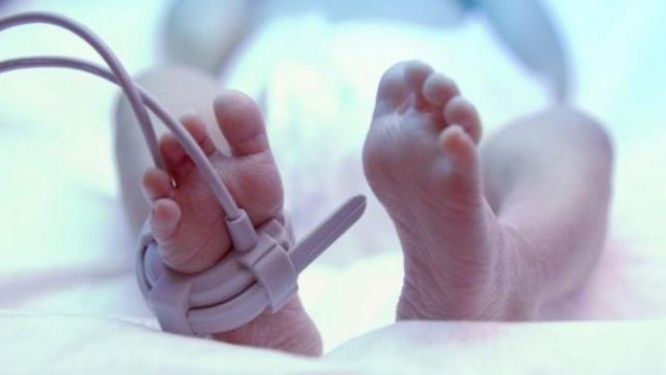 Un bebeluş, găsit într-o pungă lângă o pubelă din Capitală. Ce s-a întâmplat cu micuţul