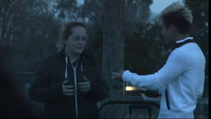 I-a arătat unei cerșetoare că a câștigat la loto. Apoi a scăpat biletul. Ce a urmat, de necrezut