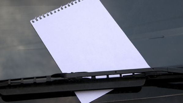 Știa că a parcat greșit, dar nu se aștepta la asta. Ce a găsit un șofer pe mașina sa