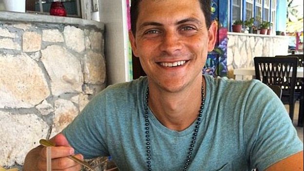 A zburat gratis cu avionul la mii de kilometri distanță. Care e secretul. Oricine poate face asta