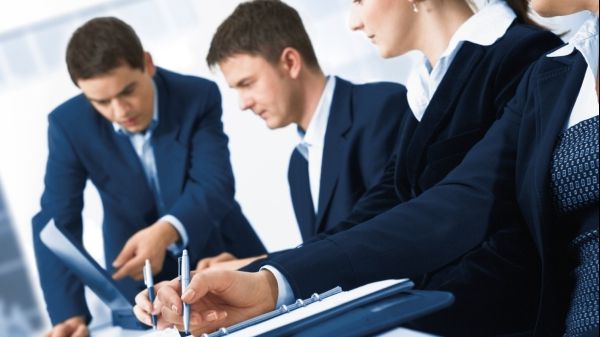 Cât timp petreci pe scaun? Află ce riscuri te pândesc