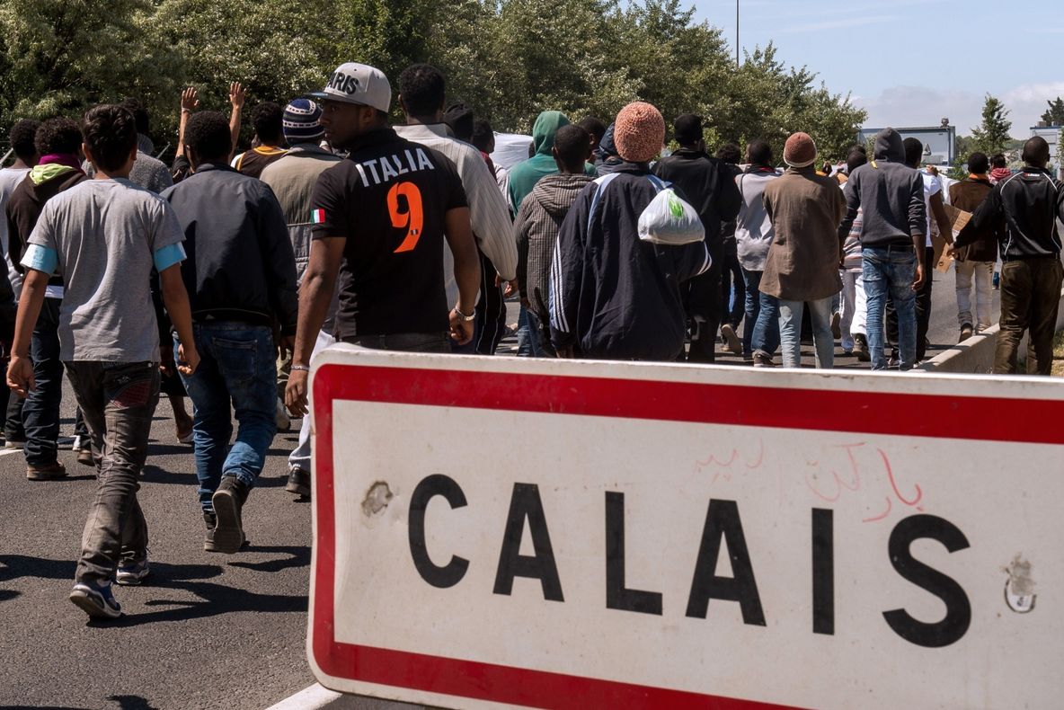 Marea Britanie oferă Franţei 22 de milioane de euro în criza imigranţilor de la Calais