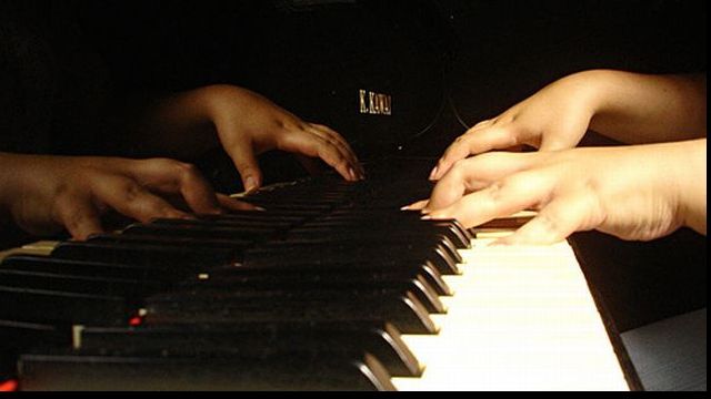 INCREDIBIL Cum să compui muzică din sprâncene