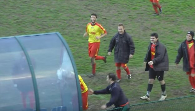 Cea mai mare nebunie de la bucuria marcării unui gol. Un jucător a spart cu capul banca de rezerve