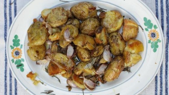 Cea mai simplă reţetă de cartofi la cuptor. Ingredientul secret care dă tot gustul 