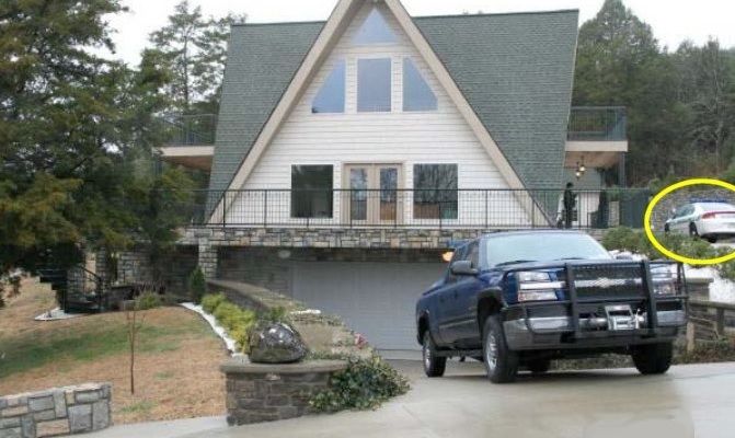 Poliţiştii au luat cu asalt această casă! Ce au găsit acolo i-a îngrozit! Au făcut poze şi...