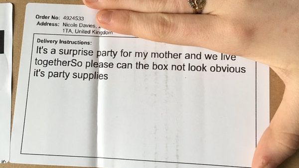 A comandat un cadou surpriză pentru mama ei. Ce au scris pe colet cei de la livrări. Incredibil!