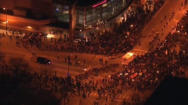 Donald Trump, întâmpinat cu proteste la Chicago și forțat să își anuleze mitingul
