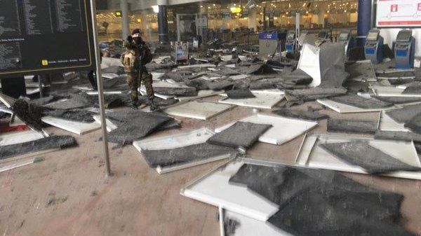 ATENTATE BRUXELLES. Explozii la aeroport şi metrou: 34 de morţi. Sute de răniţi, între care 4 români