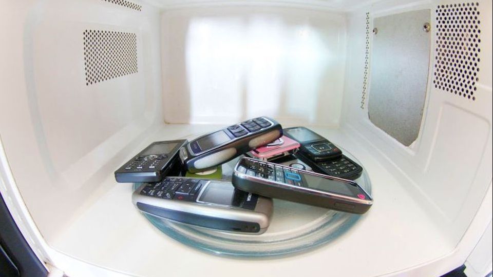 EXPERIMENT INEDIT Poate să sune telefonul dacă se află într-un cuptor cu microunde?