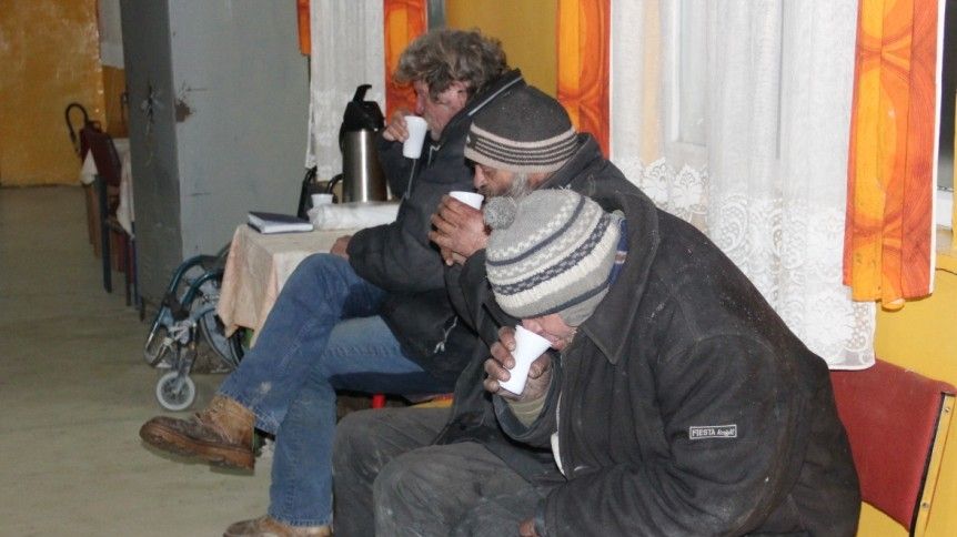 VIDEO: Un bărbat distruge un centru din Buzău în care erau cazați oamenii străzii