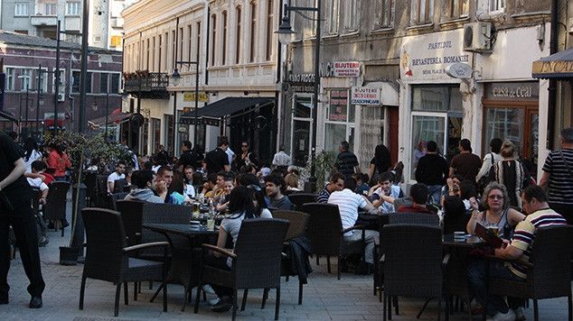 VIDEO ŞOCANT. Au mers să bea o bere la o terasă. Ce a urmat depăşeşte orice imaginaţie