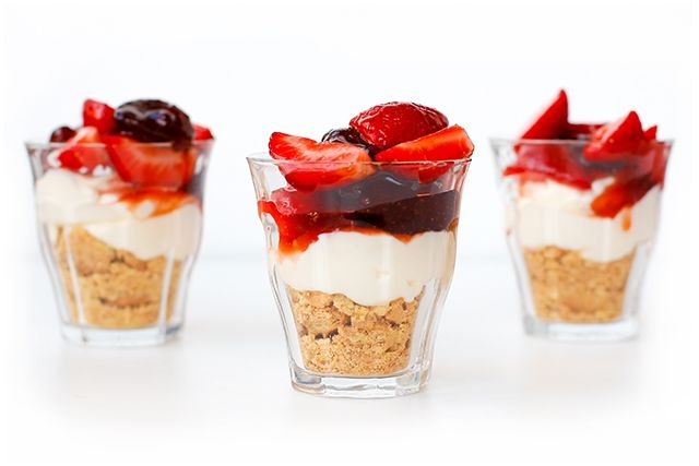 Rețetă pentru mini-cheesecake cu căpșuni. Gata în cinci minute. Absolut delicioasă!