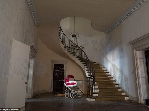 Imaginile care te vor bântui toată viaţa! Ce au descoperit într-un conac abandonat în anii '70